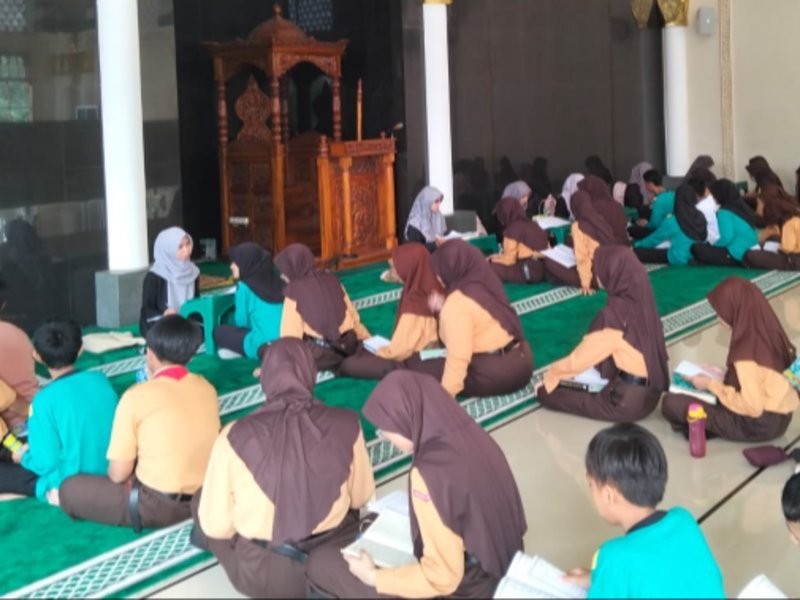 Masjid Jad Soetardi Menjadi Saksi Semangat Penjaga Kalam Ilahi dalam Ujian Munaqasah Tahfiz MTsN 1 Kota Kediri